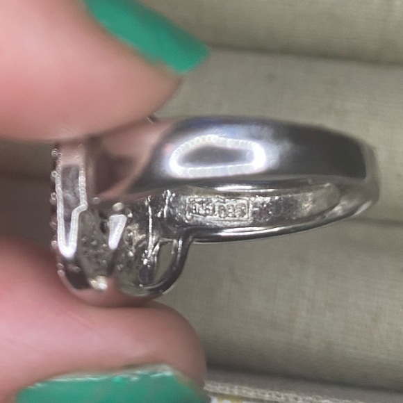 Black and White Diamond Ring in Sterling Silver. Size 7 - Picture 4 of 4